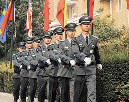 在小區(qū)門口發(fā)生搶劫事件時，物業(yè)保安是否負有相關責任