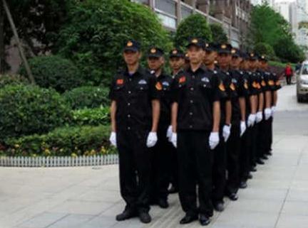 保安人員在停車場進行工作時，需要負責什么呢？