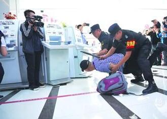 銀行內(nèi)遇搶劫咋應對？襄陽戎安保安公司演練給答案